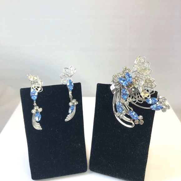 Vintage Jewelry - Abstract Floral Silver & Blue Crystal Brooch Set